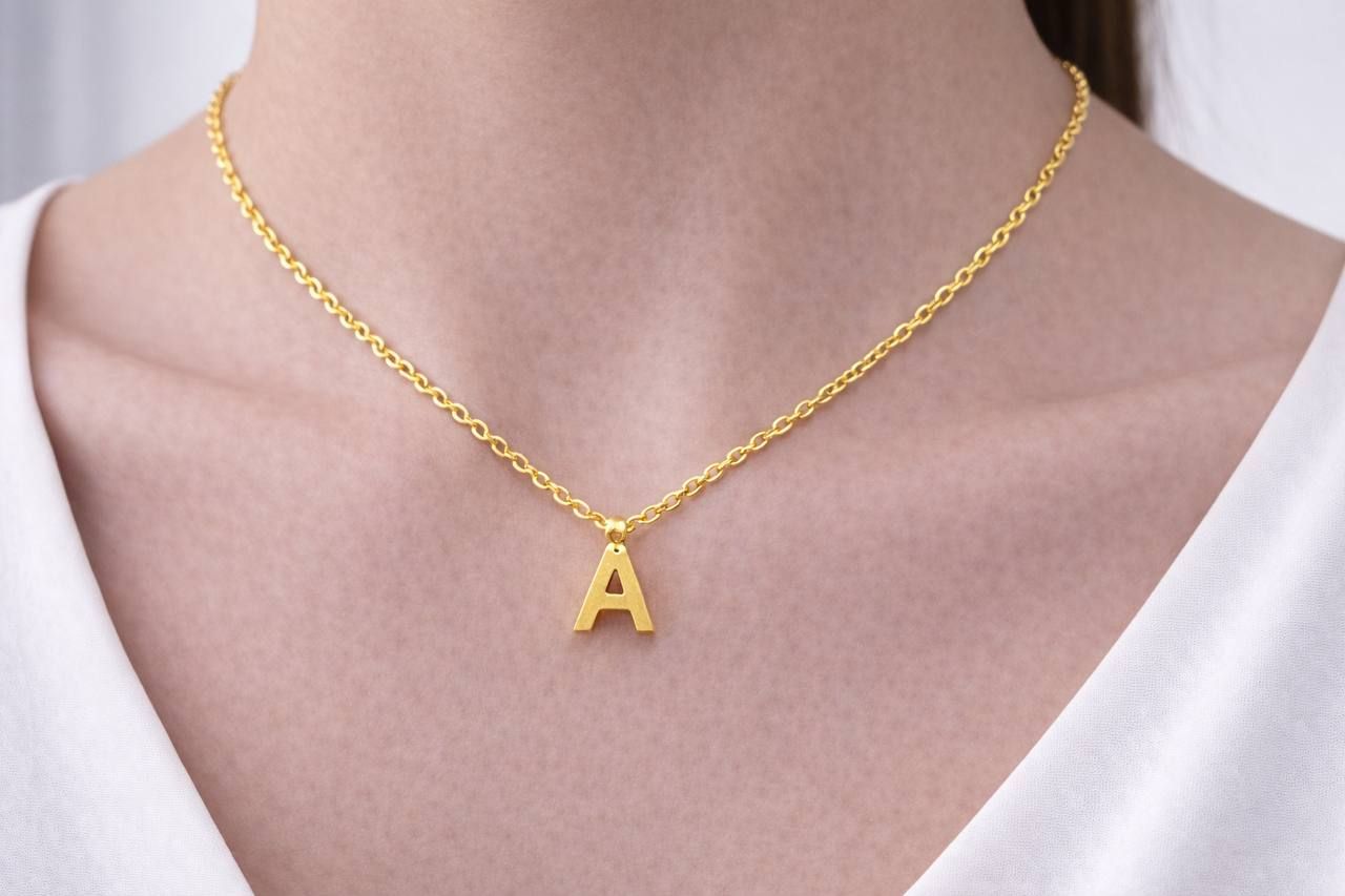 گردنبند زنانه تک پلاک مدل حروف ساده کوچیک از جنس استیل