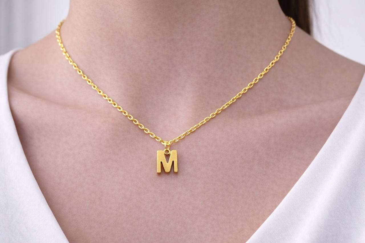 گردنبند زنانه تک پلاک مدل حروف ساده کوچیک از جنس استیل
