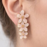 گوشواره زنانه میخی مدل گل اویزدار(میناکاری) از جنس ابکاری رادیوم