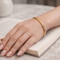 دستبند زنانه بنگل مدل ایینه ای باریک طرح دار از جنس ژوپینگ