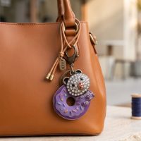 جاکلیدی ‌و اویز کیف زنانه مدل نگین دار طرح تدی و دونات از جنس فلز