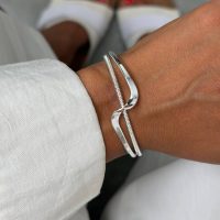 دستبند زنانه مدل بنگل دولاین طرح موج فنری از جنس کوپر ابکاری رادیوم