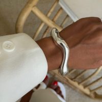 دستبند زنانه مدل بنگل طرح اینه ای دفورمه از جنس کوپر ابکاری رادیوم
