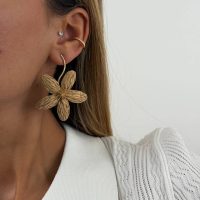 گوشواره زنانه مدل حصیری طرح گل اویزدار از جنس ابکاری رادیوم